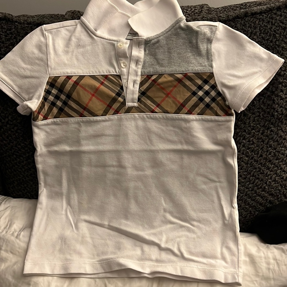 💯 Authentic 8y Burberry for Boys 🎄 is near what are you waiting for ⛄️